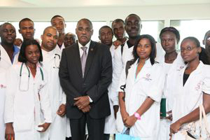 Saúde em Angola melhorará com novos mestres, afirma ministro