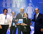 Cecília Minayo recebe prêmio sobre pesquisa com idosos dependentes