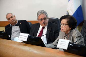 Ex-ministra da Saúde de El Salvador é homenageada na Fiocruz