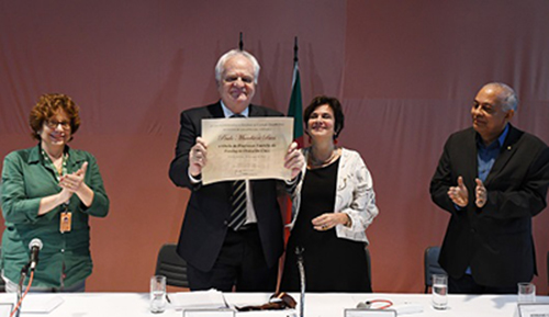 Paulo Buss recebe título de professor-emérito da Fiocruz