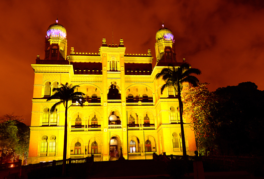 Castelo recebe iluminação amarela pela luta contra o suicídio