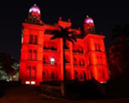 Castelo da Fiocruz é iluminado de vermelho