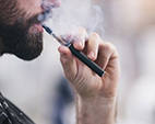‘Por que os cigarros eletrônicos são uma ameaça à saúde pública?’