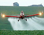 Lei que permite pulverização de pesticidas é antidemocrática, afirma pesquisador